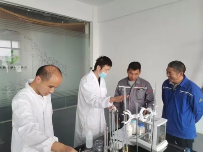 化學(xué)化工學(xué)院博士教師團(tuán)隊(duì)赴安徽欣冉碳纖維環(huán)保科技指導(dǎo)技術(shù)人員進(jìn)行相關(guān)產(chǎn)品研發(fā)。宿州學(xué)院供圖